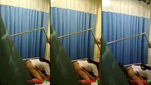 Suster dan Pasien Lagi Membantu Melepas Stress