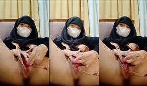 Tante Hijab Merasa Senang Setelah Keluar Cairan Putih Kental