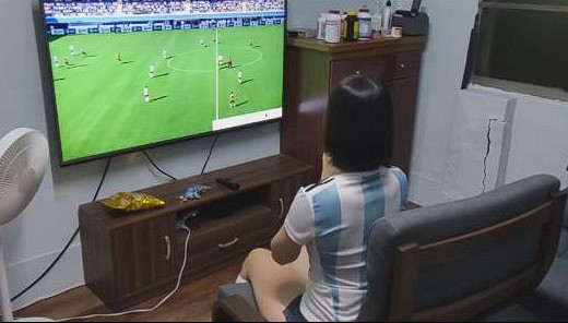 Adik Lagi Serius Nonton Bola, Tiba-Tiba Diganggu