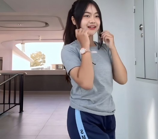 Adek Chella Dini Lulusan SMK 03 Garut Yang Rajin Senam Jari