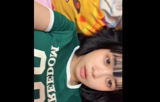 Top 10 Pesona Remaja Cantik Saat Rebahan di Kamar Top Trending Global 2026
