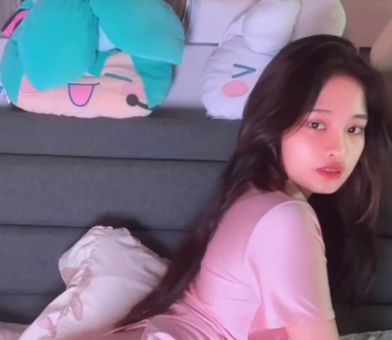 Awalnya Cuma Iseng, Gaya Pose ABG Cantik Ini Malah Jadi Top Trending