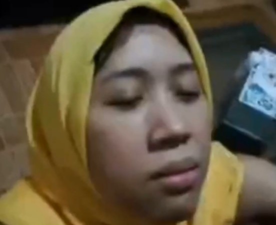 Awek Melayu Semprot Wajah Biar Glowing Dan Bersinar