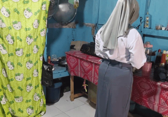 Adik Ipar Belajar Masak Di Dapur Pakai Seragam SMA, Ada Ada Aja