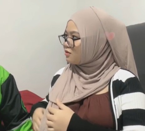 Bude Hijab Berkacamata Ngobrol Santuy Dengan Pak Ojol
