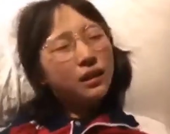 Bocah Berkacamata Di Cina Tetap Berjuang Melawan Rasa Tak Nyaman