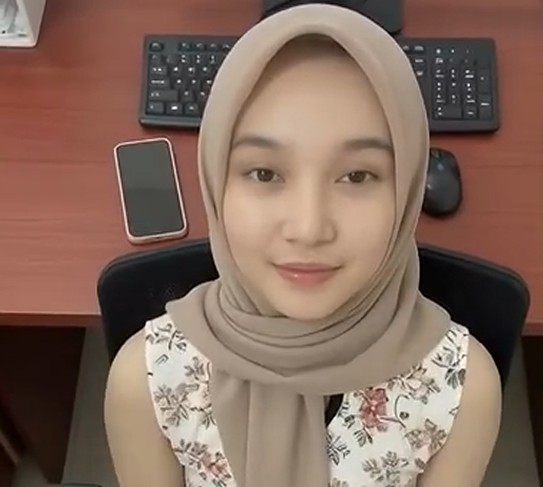 Gadis Hijab Garut Lembur Kantor Dengan Boss Asik Abis