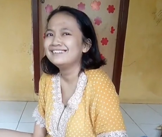 Raut Wajah Tante Malu Minta Tolong Cukur Bulu Malah Senyum Senyum