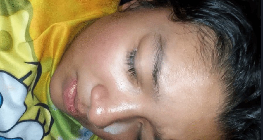 Bocil Manis Dan Lugu Setelan Baju Kaos Spongbob Terlihat Cocok