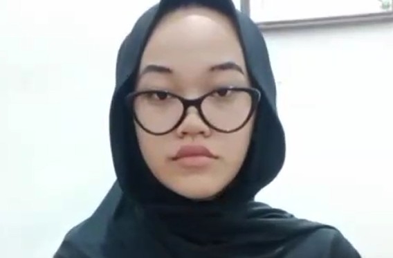 Mitha Mahasiswi Hijab Berkacamata, First Time Mencoba Hal Baru yang Seru